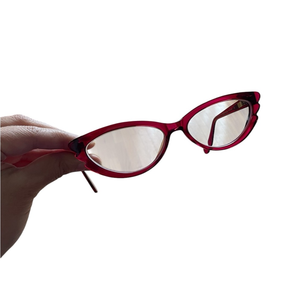 Chic Red Cat-Eye Sunglasses